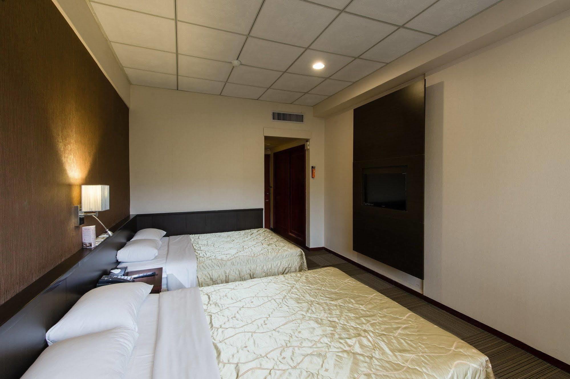 Atami Hotel Taipei Bagian luar foto
